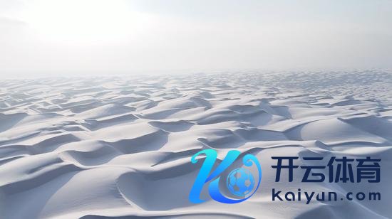 塔克拉玛干沙漠沙海变雪海